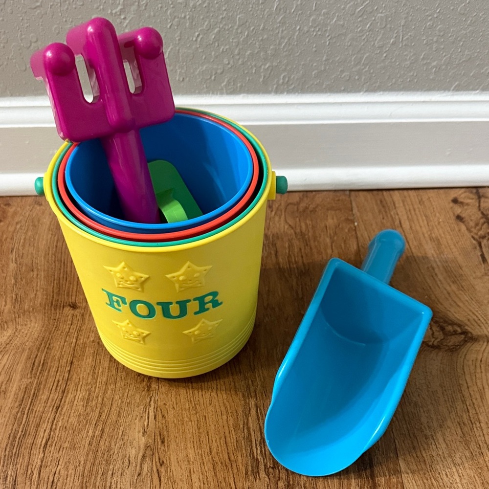 Melissa and Doug Stacking Numbered Beach Buckets and Scoops - Picture 9 of 9